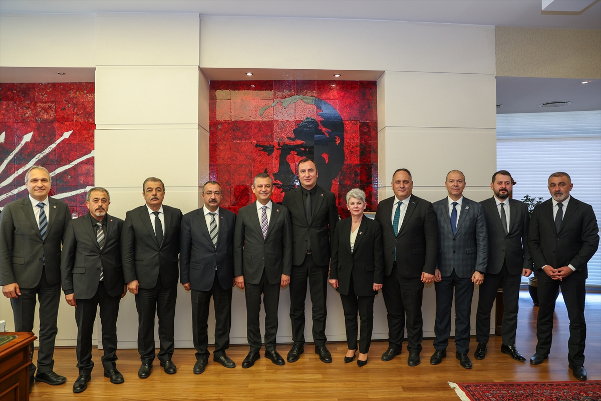 CHP Genel Başkanı Özel, Eğitim-İş Sendikası Genel Başkanı Özbay’ı kabul etti