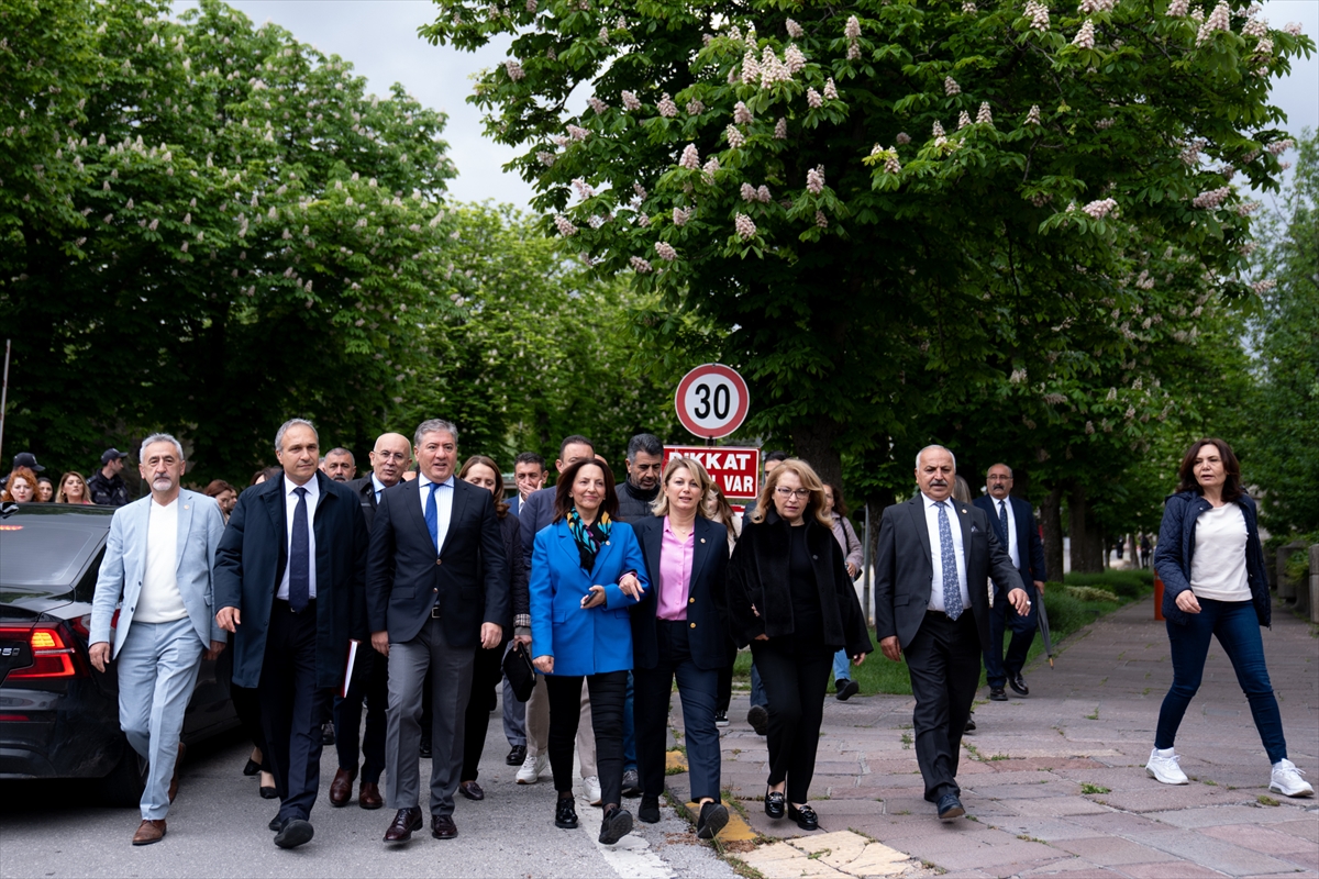 CHP'li milletvekilleri, MEB önünde yeni müfredat taslağıyla ilgili açıklama yaptı