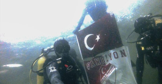 Çimentaş Elazığspor'un şampiyonluğunu su altında kutladılar