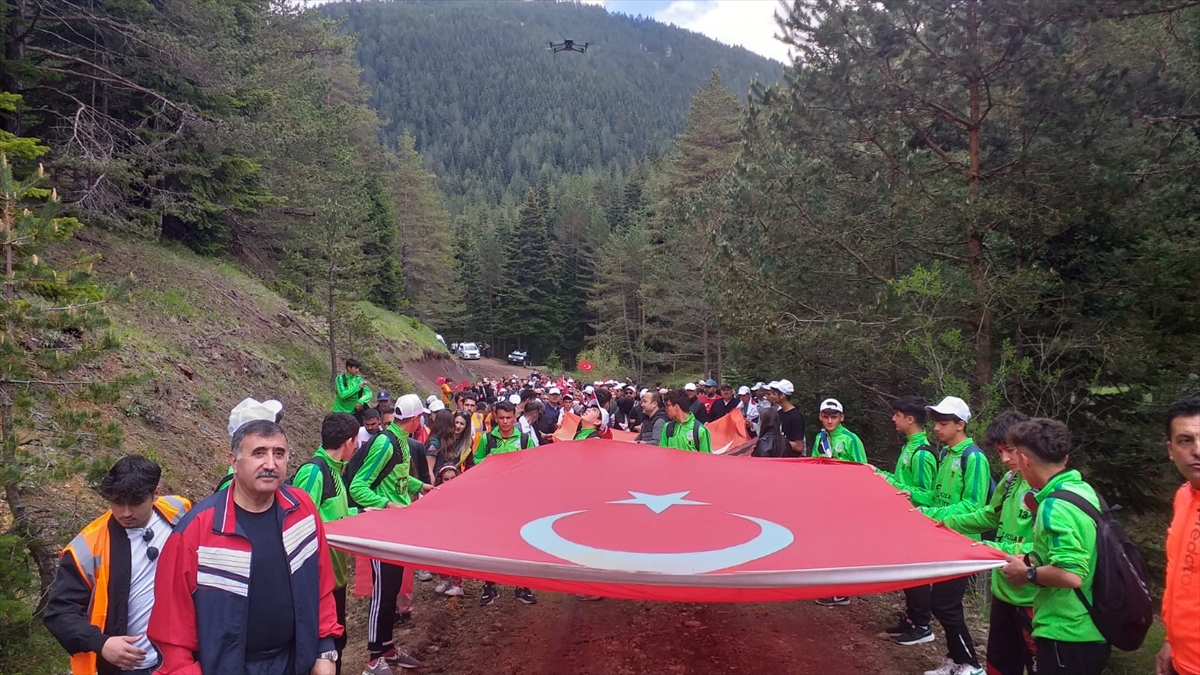 Çorum'da 300 kişi, 60 metrelik Türk bayrağı ile ormanda “gençlik yürüyüşü” yaptı