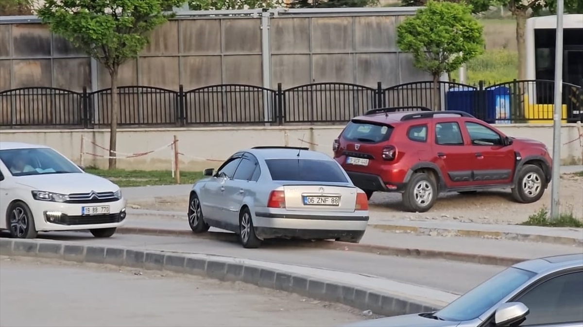 Çorum'da 6 yaşındaki çocuk babasının elindeki silah ateş alınca elinden yaralandı