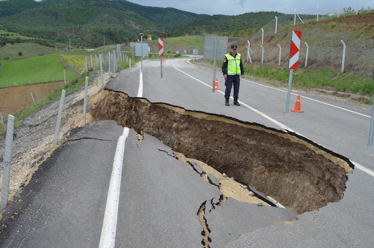 Çorum'da, Dodurga-İskilip kara yolunda heyelan nedeniyle ikinci kez çukur oluştu