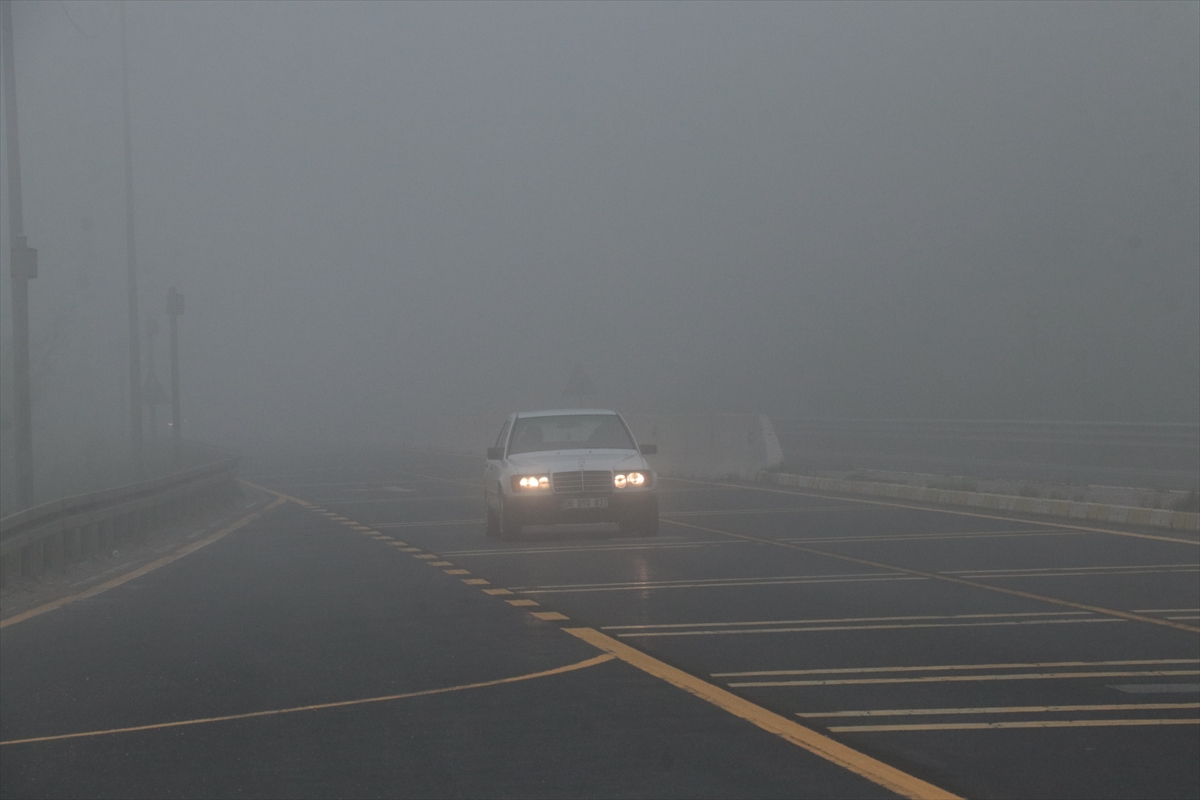 D-100 kara yolunun Bolu Dağı geçişinde sis görüş mesafesini düşürdü