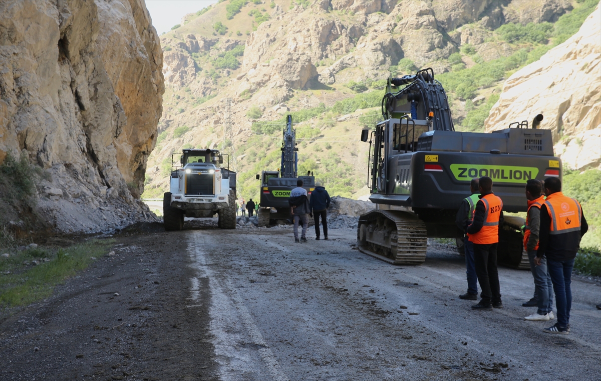 Dağdan düşen kaya parçaları nedeniyle kapanan Hakkari-Çukurca kara yolu açıldı