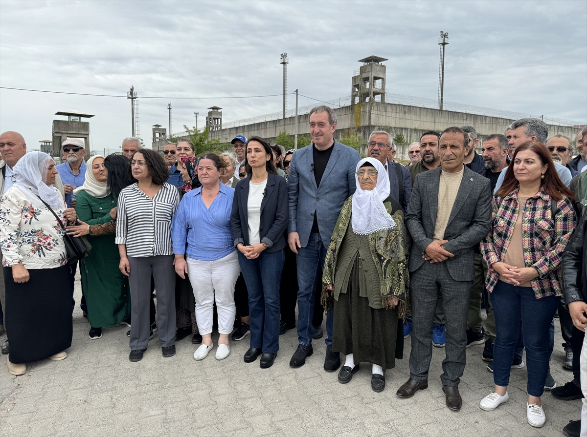 DEM Parti Eş Genel Başkanları Hatimoğulları ve Bakırhan'dan, Figen Yüksekdağ'a ziyaret