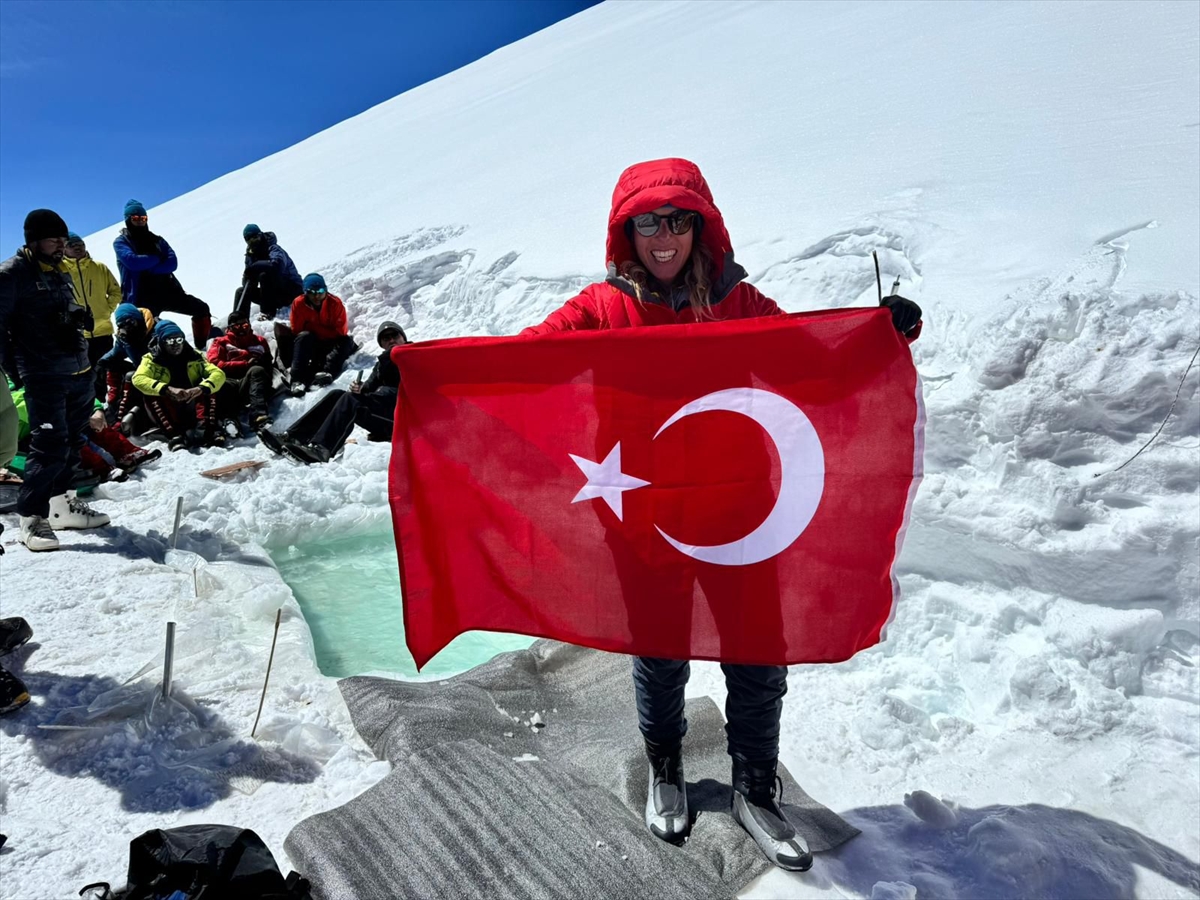 Deniz Kayadelen, Everest'in tepesinde yüzerek dünya rekoruna imza attı