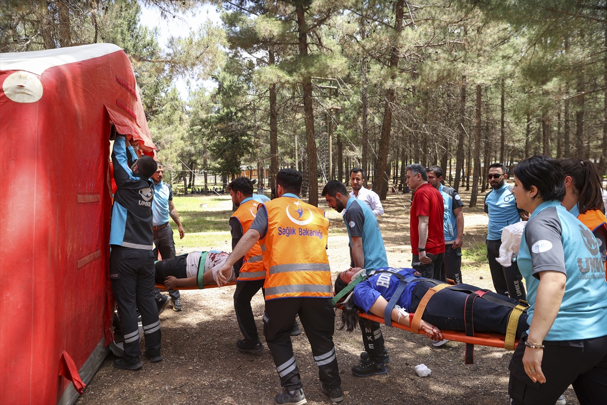 Deprem bölgesinde çalışan UMKE ekipleri tatbikat yaptı