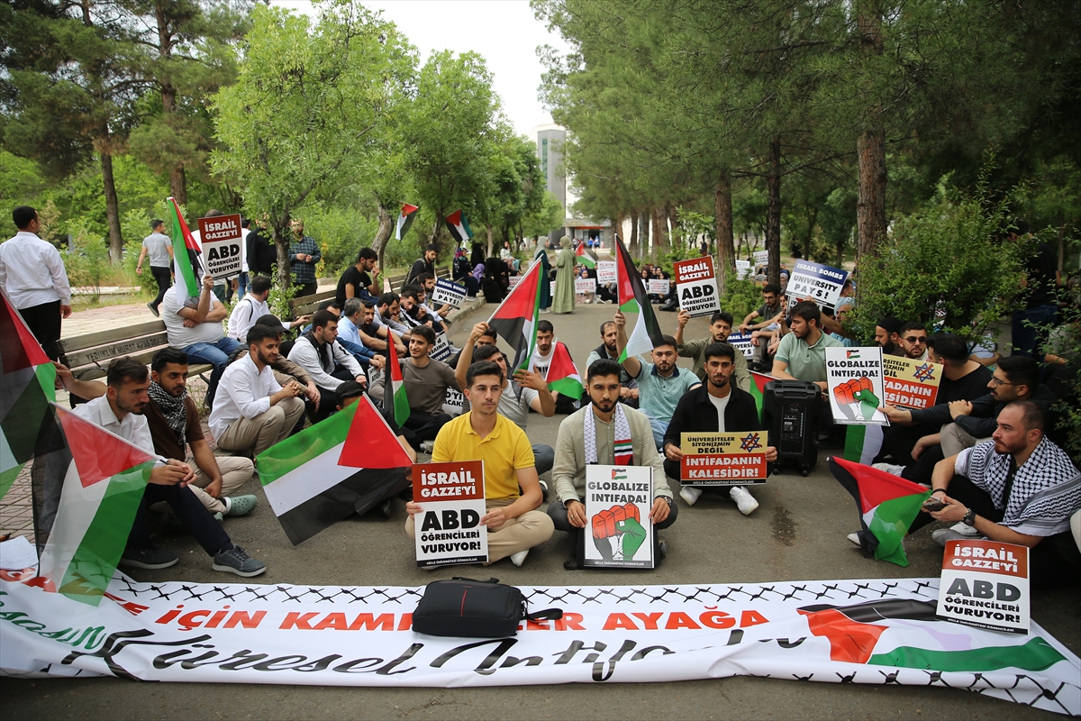 Dicle Üniversitesi öğrencileri ABD'deki Filistin eylemlerine oturma eylemi ile destek verdi