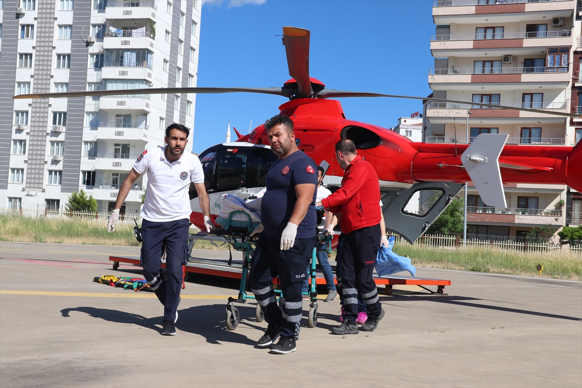 Diyarbakır'da ambulans helikopter kalça kemiği kırılan genç için havalandı