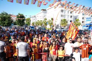 İSTANBUL (AA) – Galatasaray Kulübü Başkanı Dursun Özbek, sarı-kırmızılıların bayrağını