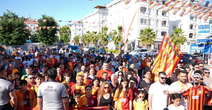 Dursun Özbek, Galatasaray bayrağını Şampiyonlar Anıtı'nda göndere çekti