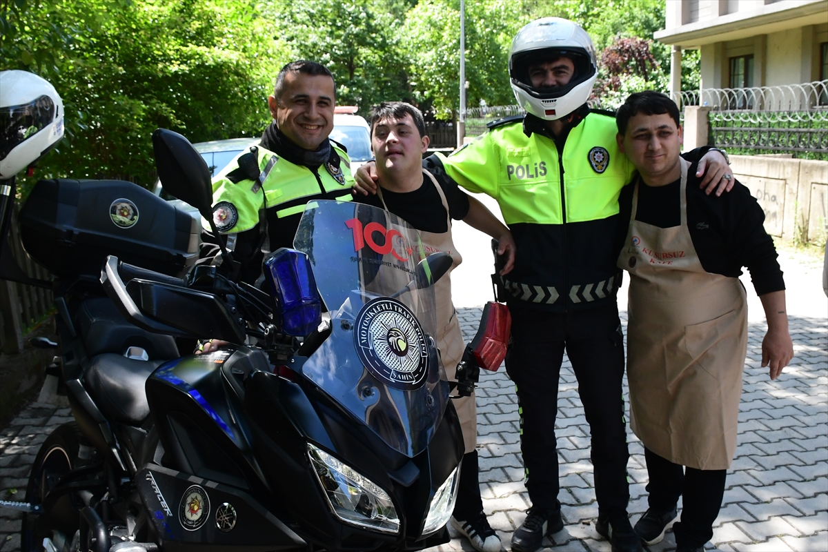 Düzce'de kaza ihbarına gelen polislere özel bireylerden pastalı sürpriz