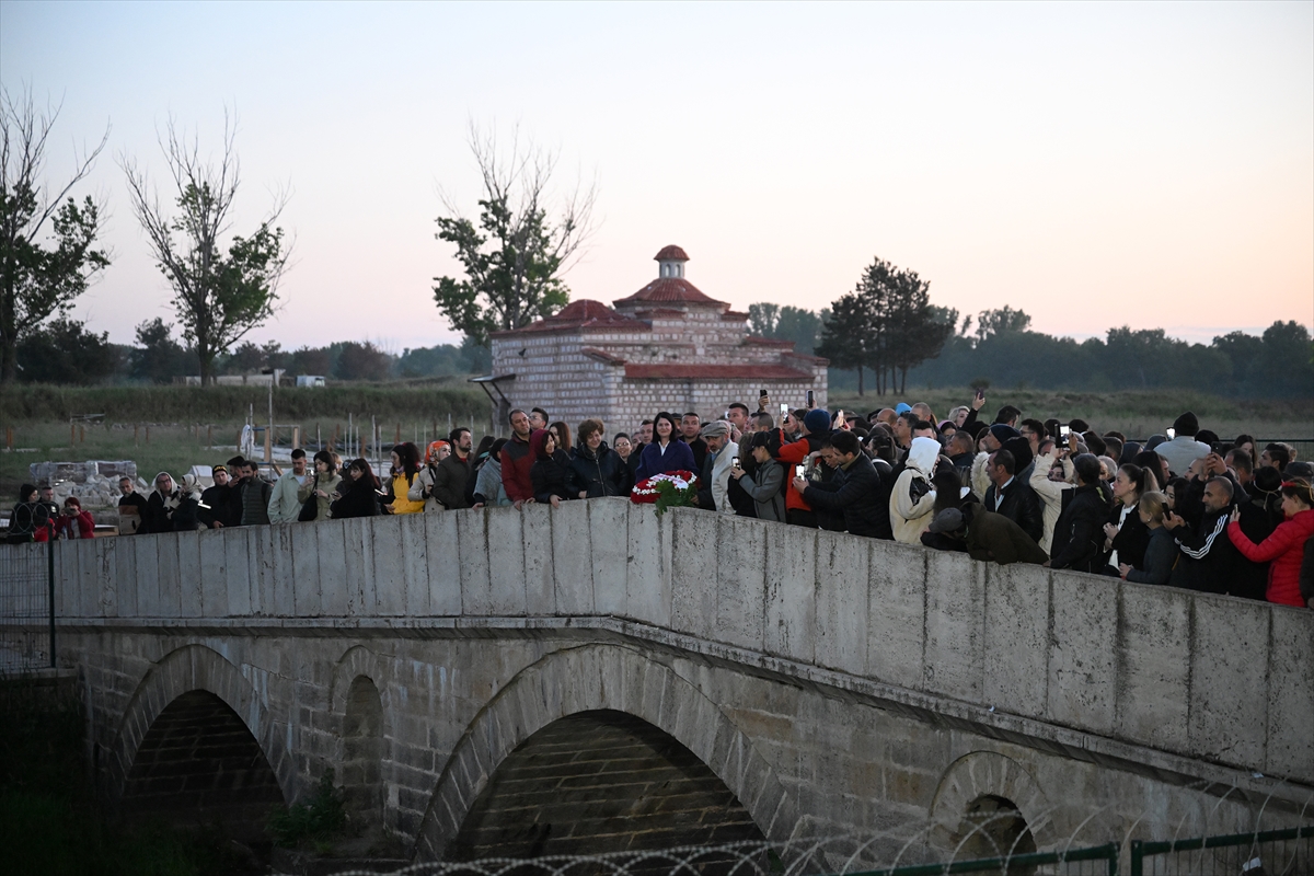 Edirne'de dilekler Tunca Nehri'ne bırakıldı