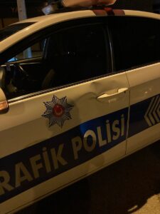 - Bazıları otomobilin bagajına bindirilmiş göçmenler İl Göç İdaresine teslim