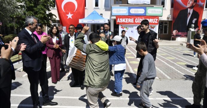 Edirne'de temsili askerlik yapacak engelli öğrencilere “asker kınası” yakıldı