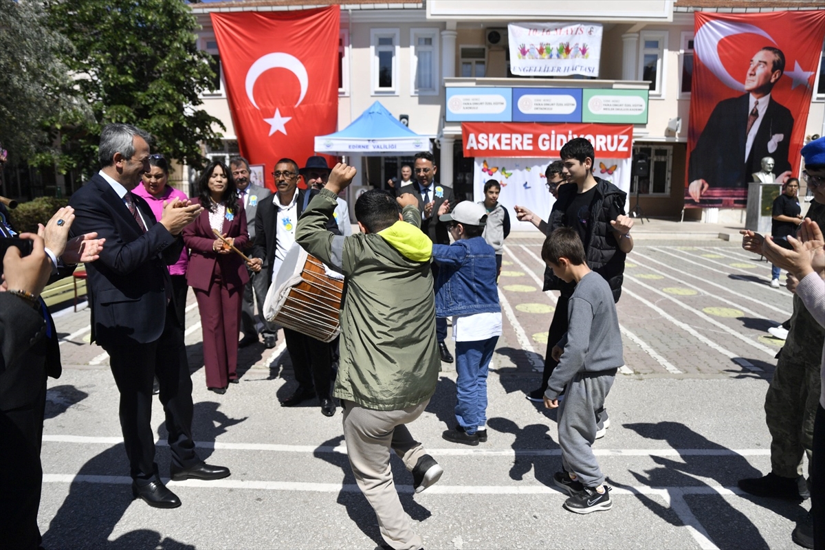 Edirne'de temsili askerlik yapacak engelli öğrencilere “asker kınası” yakıldı