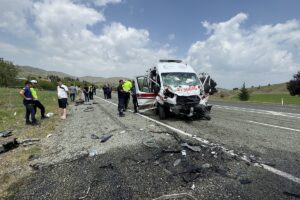 ELAZIĞ (AA) – Elazığ'da ambulans ile hafif ticari aracın çarpışması