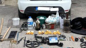 ELAZIĞ (AA) – Elazığ'da jandarma ekipleri, kaçak kazı yaparken suçüstü