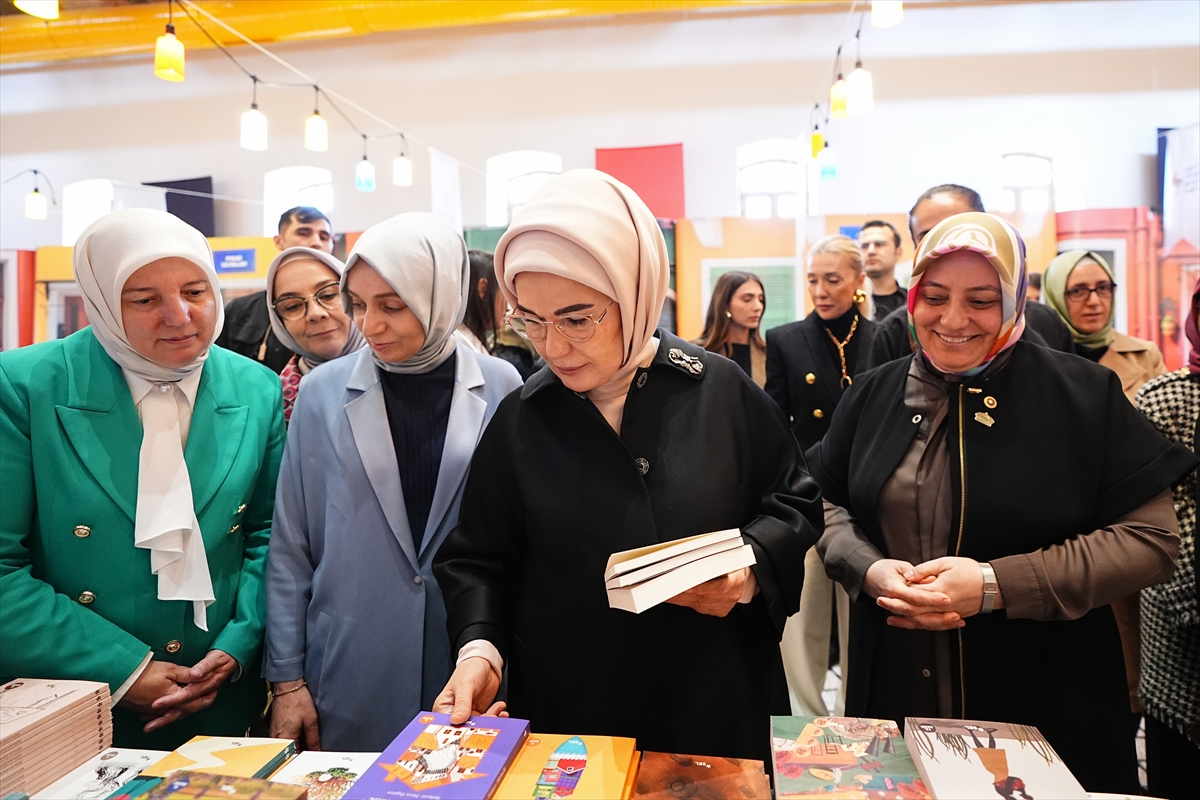Emine Erdoğan, Şule Yüksel Şenler Vakfı Kitap ve Kültür Günleri etkinlik alanını ziyaret etti