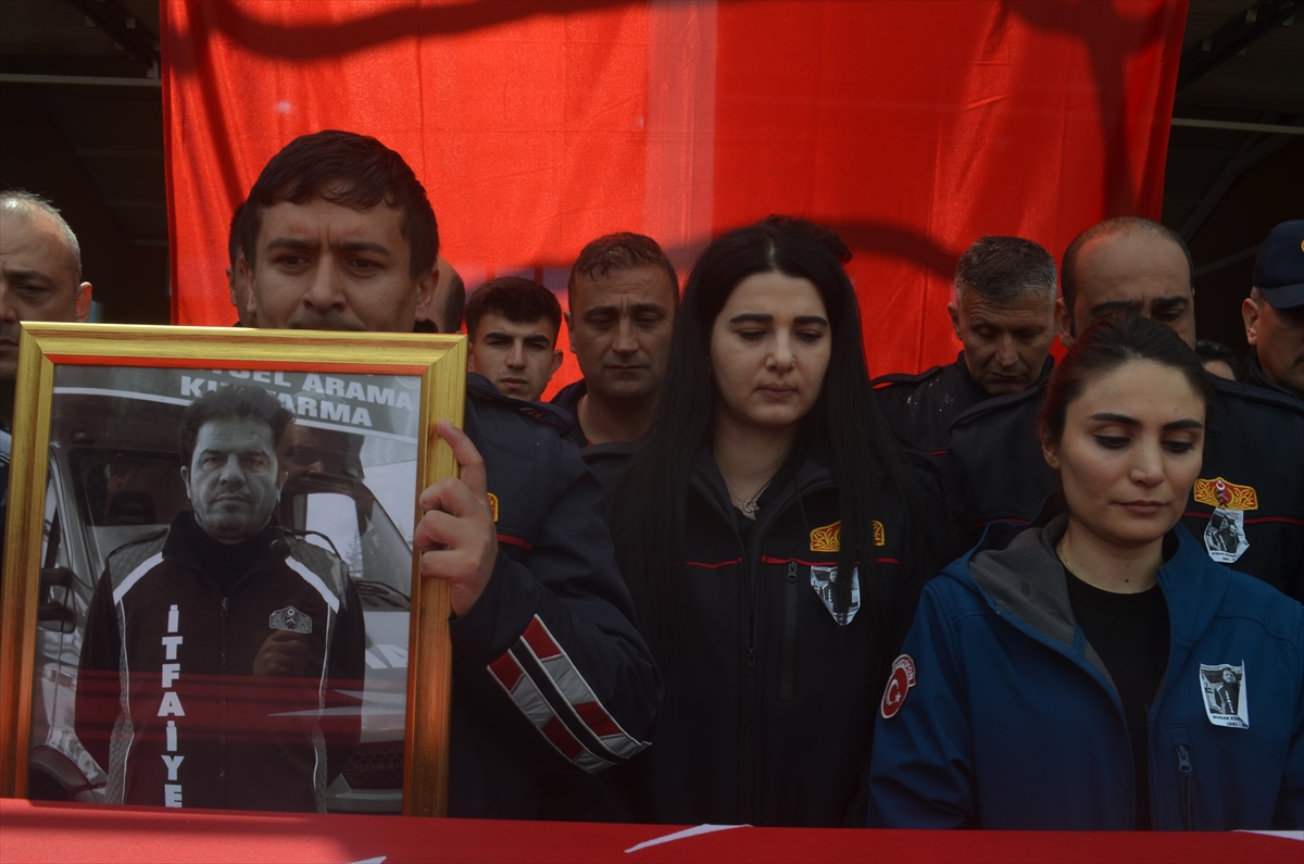 Enkazdan çıkarılan yaşlı adama kendi botunu giydiren itfaiye eri Aydın son yolculuğuna uğurlandı