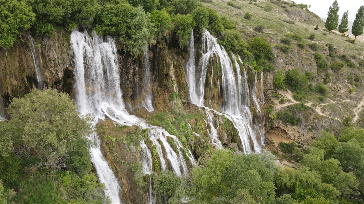 Erzincan'da baharda debisi artan Girlevik Şelalesi ziyaretçilerini ağırlıyor