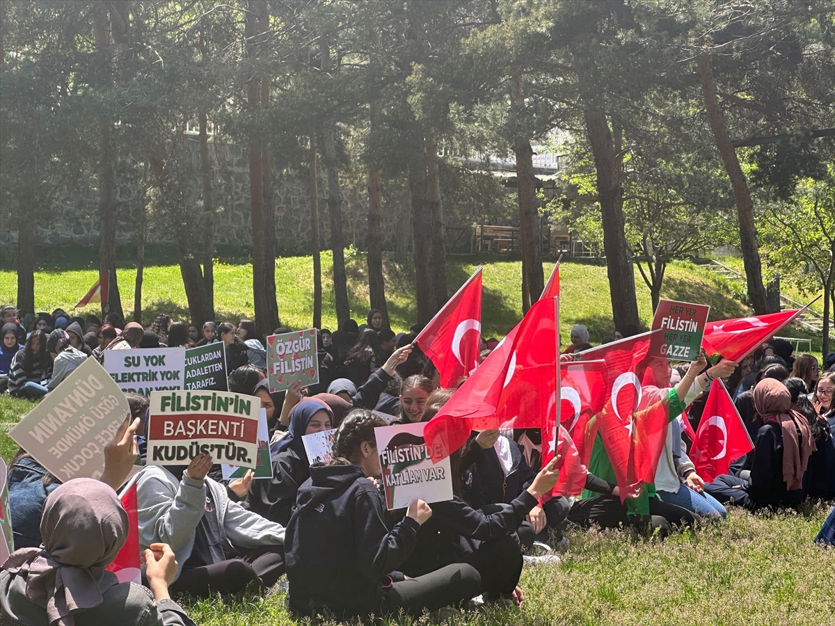 Erzurum'da lise öğrencileri Gazze için sessiz yürüyüş ve oturma eylemi yaptı