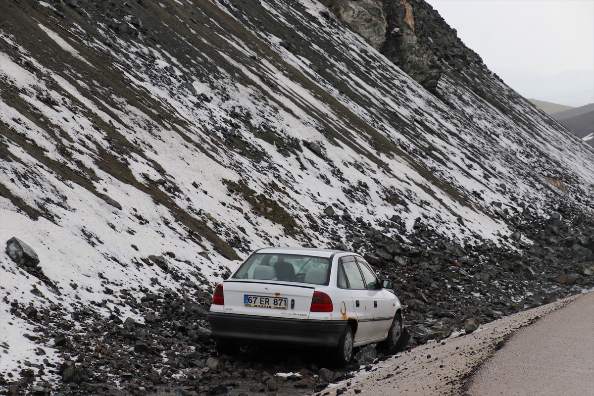 Erzurum'un yüksek kesimlerinde karla karışık yağmur ve dolu etkili oldu