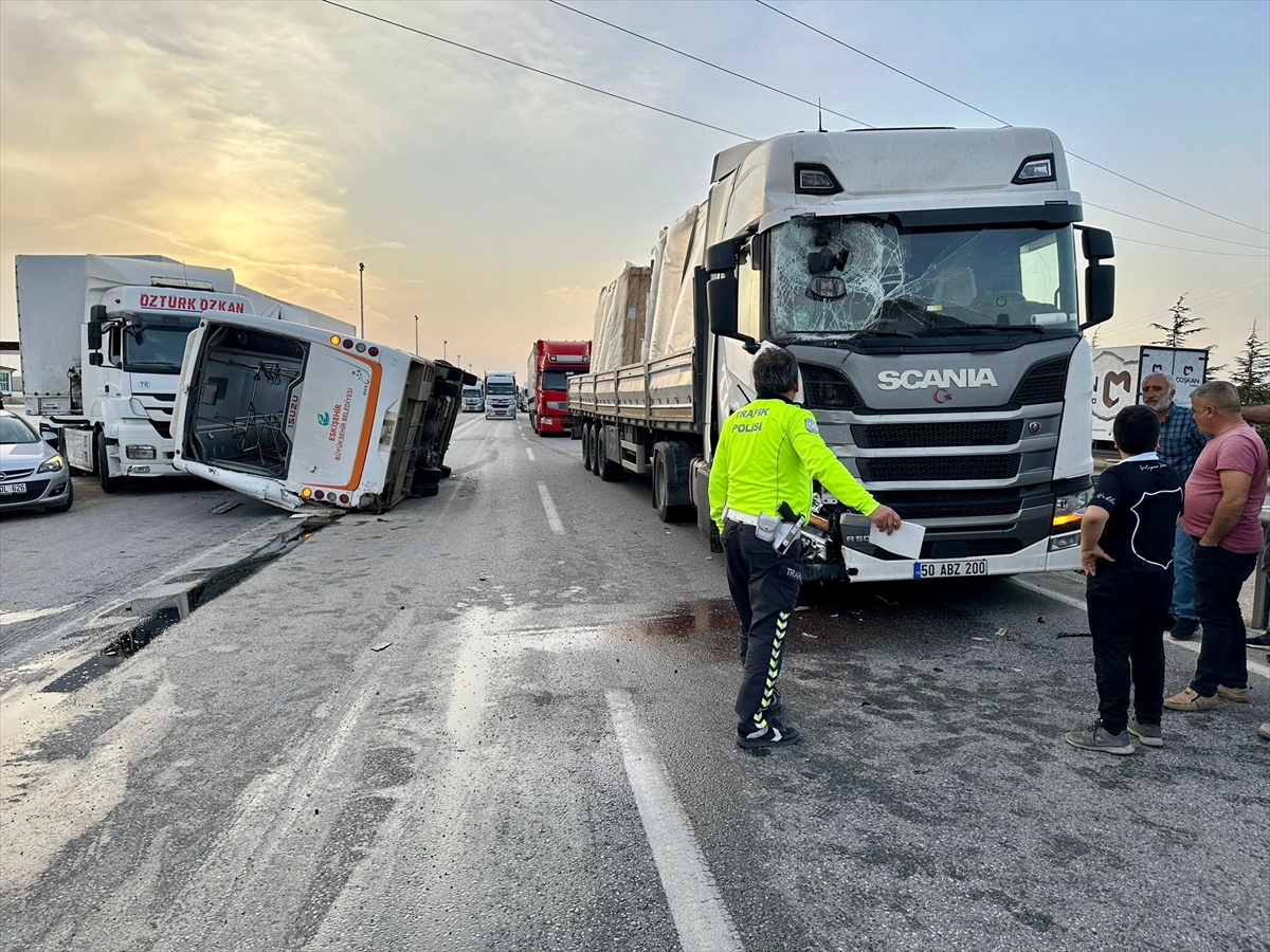 Eskişehir'de iki tır ile belediye otobüsünün karıştığı kazada 7 kişi yaralandı
