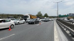 - Kaza nedeniyle TEM Otoyolu'nda araç kuyruğu oluştu
