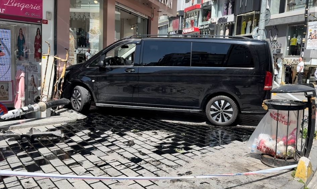 Fatih'te kontrolden çıkan minibüsün aydınlatma direğine çarptığı anlar güvenlik kamerasında