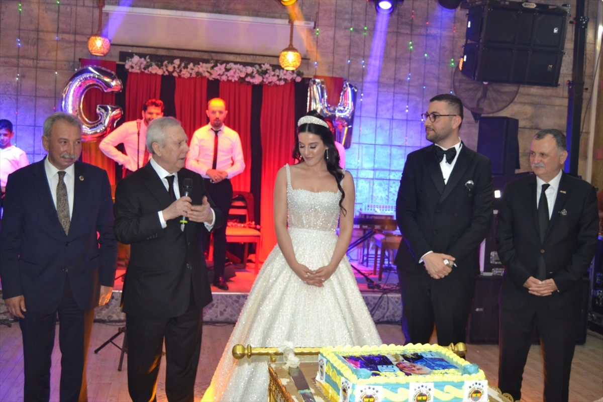 Fenerbahçe Kulübü Başkan Adayı Aziz Yıldırım, Salihli'de düğüne katıldı