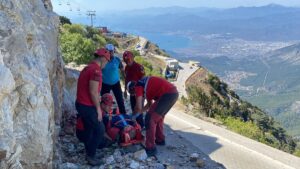 MUĞLA (AA) – Muğla'nın Fethiye ilçesinde kayalıklara düşen İngiliz uyruklu