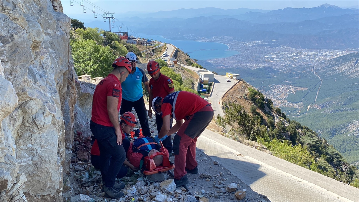 Fethiye'de kayalıklara düşen İngiliz yamaç paraşütü pilotu yaralandı