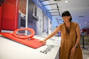 ANTALYA (AA) – Filli Boya, evindeki eşyaları atmadan yenilemek ve