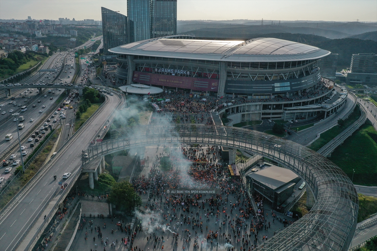 Galatasaraylı oyuncular, şampiyonluk kutlamaları için RAMS Park'a hareket etti