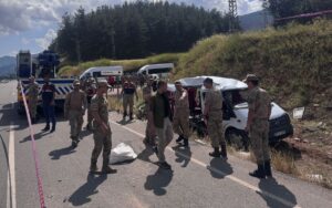 GAZİANTEP (AA) – Gaziantep'in İslahiye ilçesinde minibüsle beton mikserinin çarpışması