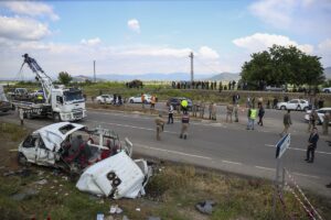 GAZİANTEP (AA) – Gaziantep'in İslahiye ilçesinde minibüsle beton mikserinin çarpışması