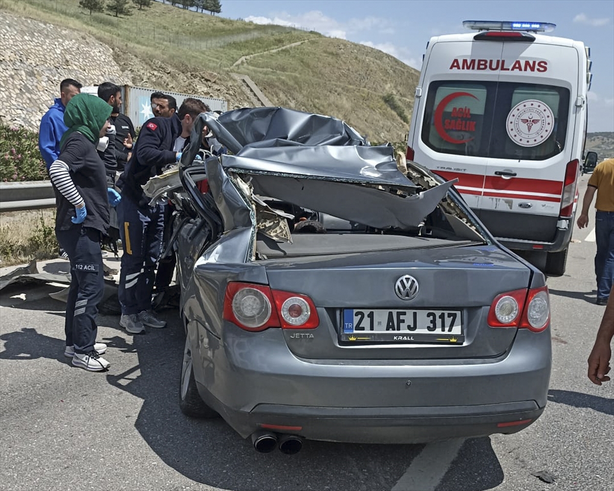 Gaziantep'te tıra arkadan çarpan otomobildeki 1 kişi öldü, 1 kişi yaralandı