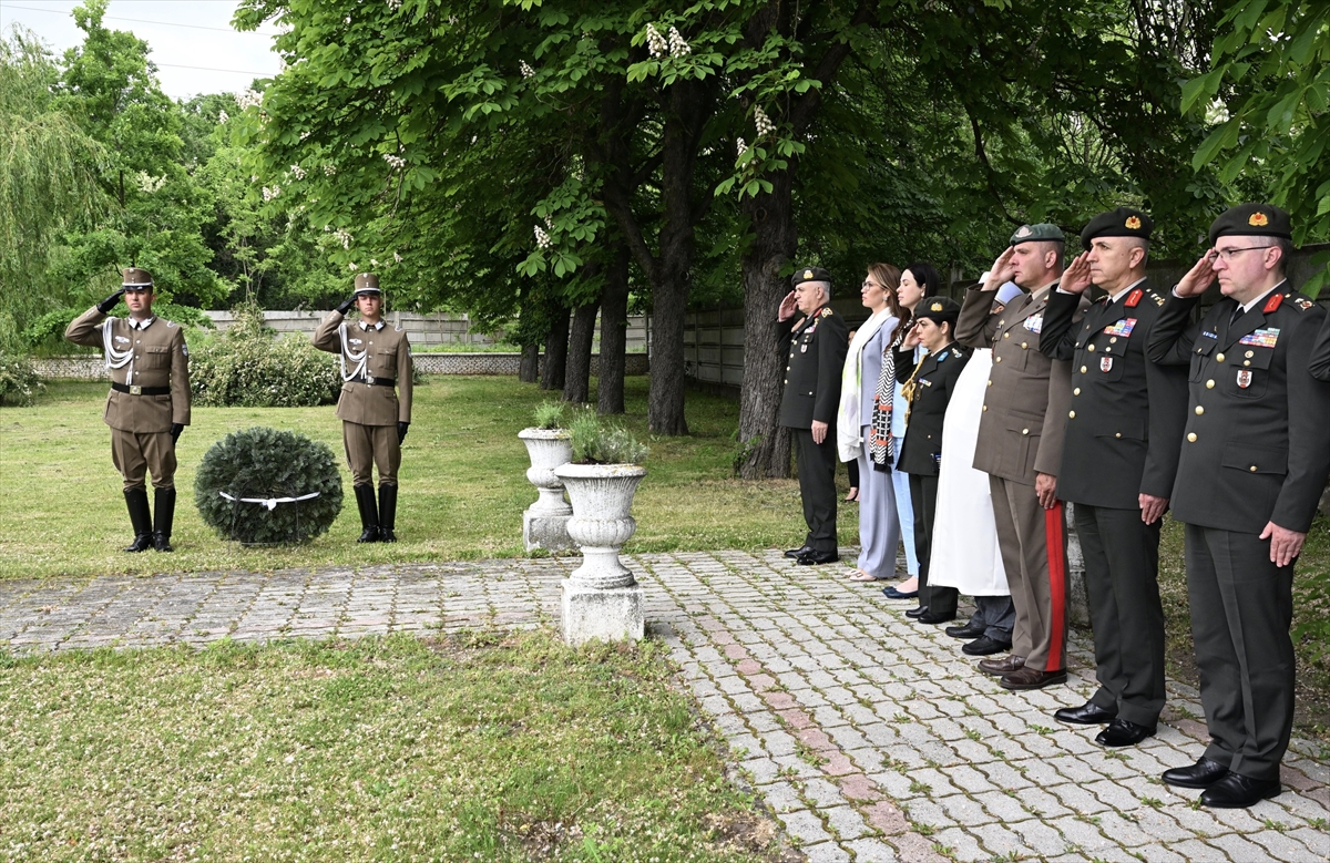 Genelkurmay Başkanı Gürak, Galiçya Cephesi Şehitliği ile Budapeşte Büyükelçiliğini ziyaret etti