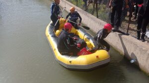 GİRESUN (AA) – Giresun'un Şebinkarahisar ilçesinde otomobilin su kanalına devrilmesi