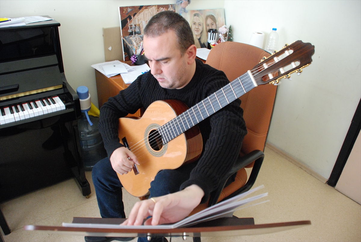 Görme engelli akademisyen müziğin evrensel dilini öğrencileriyle buluşturuyor