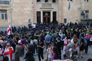 - Yasa karşıtı göstericiler, Parlamento binasının çevresinde toplandı