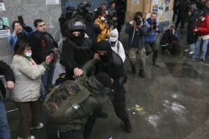 - Tasarı karşıtı göstericiler, Parlamento binasına girmeye çalışınca polisle aralarında