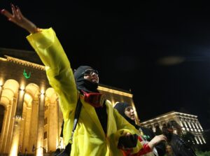 TİFLİS (AA) – Gürcistan'ın başkenti Tiflis'te sokağa çıkan binlerce kişi,