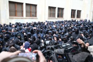 - Tiflis'te Parlamento Binası'nın çevresinde düzenlenen gösteride 20 kişi gözaltına