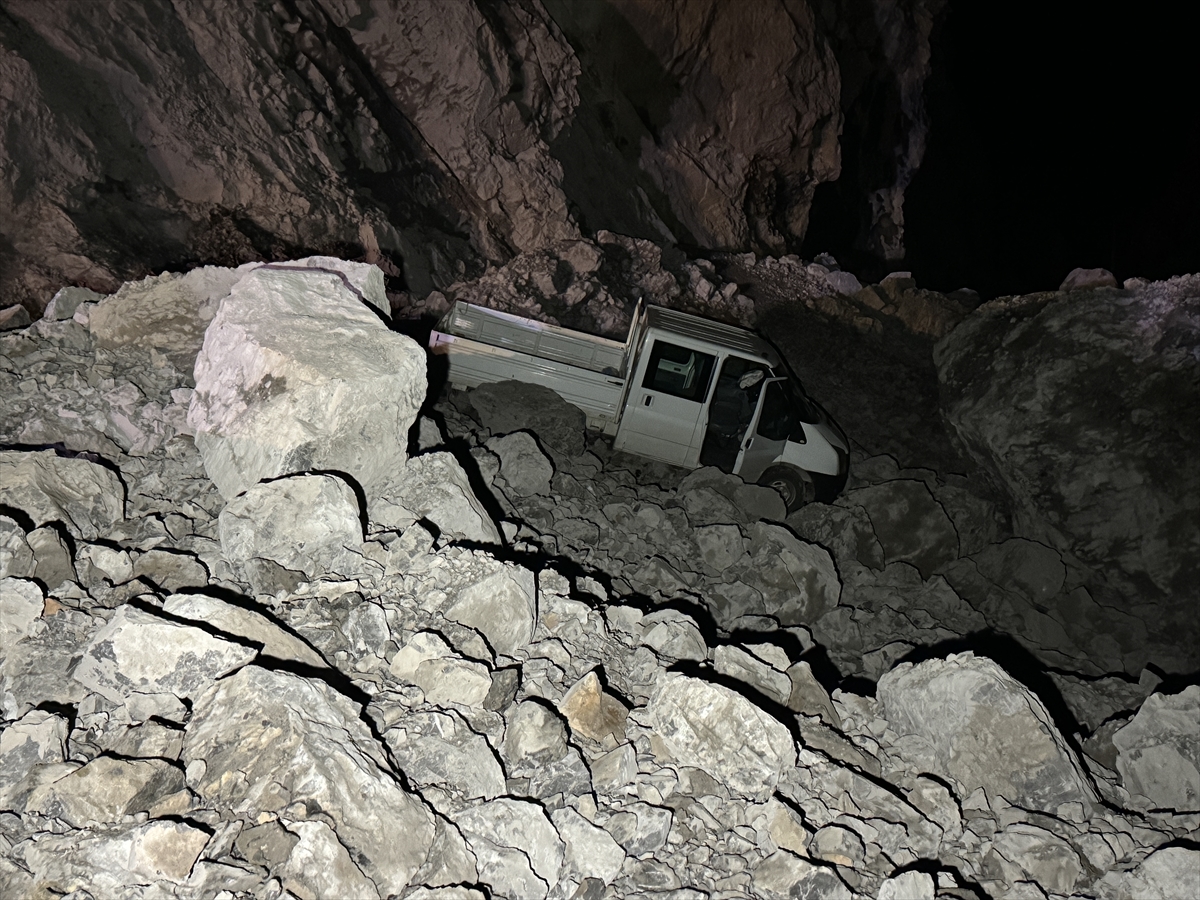 Hakkari-Çukurca kara yolu dağdan düşen kaya parçaları nedeniyle kapandı