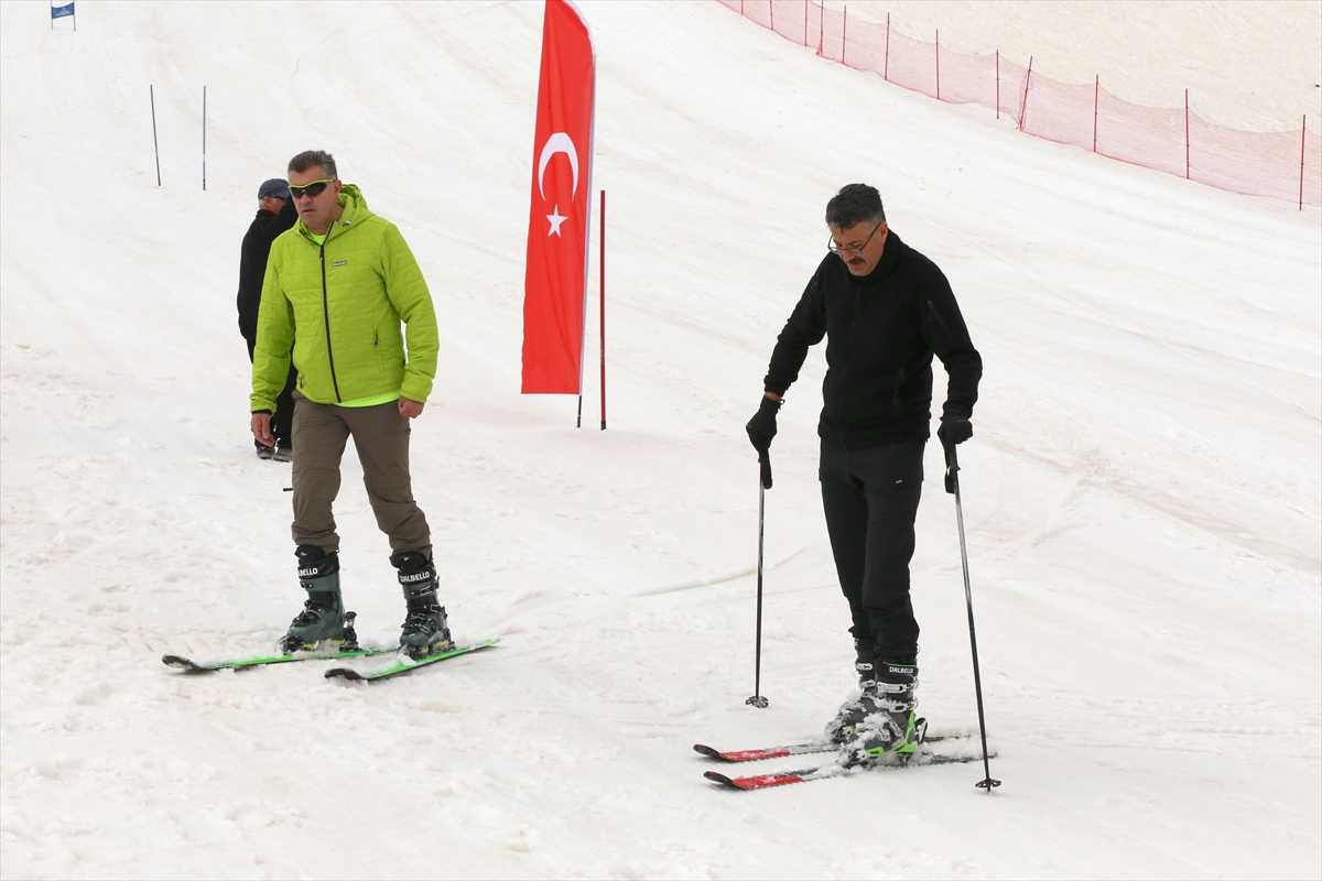 Hakkari'de mayısın ortasında kayak yarışması düzenlendi