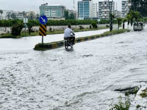 HATAY (AA) – Hatay'ın Dörtyol ilçesinde sağanak nedeniyle bazı cadde