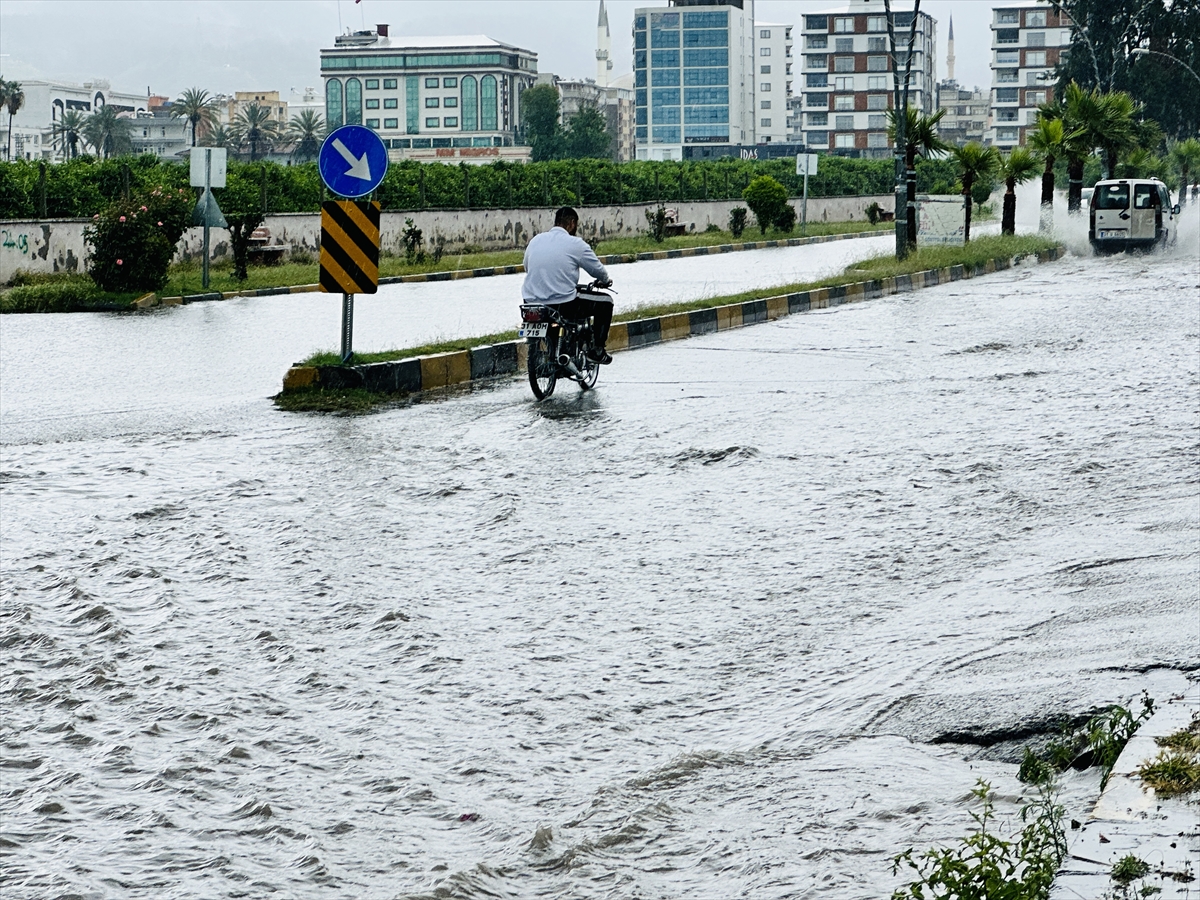 Hatay'da sağanak hayatı olumsuz etkiledi