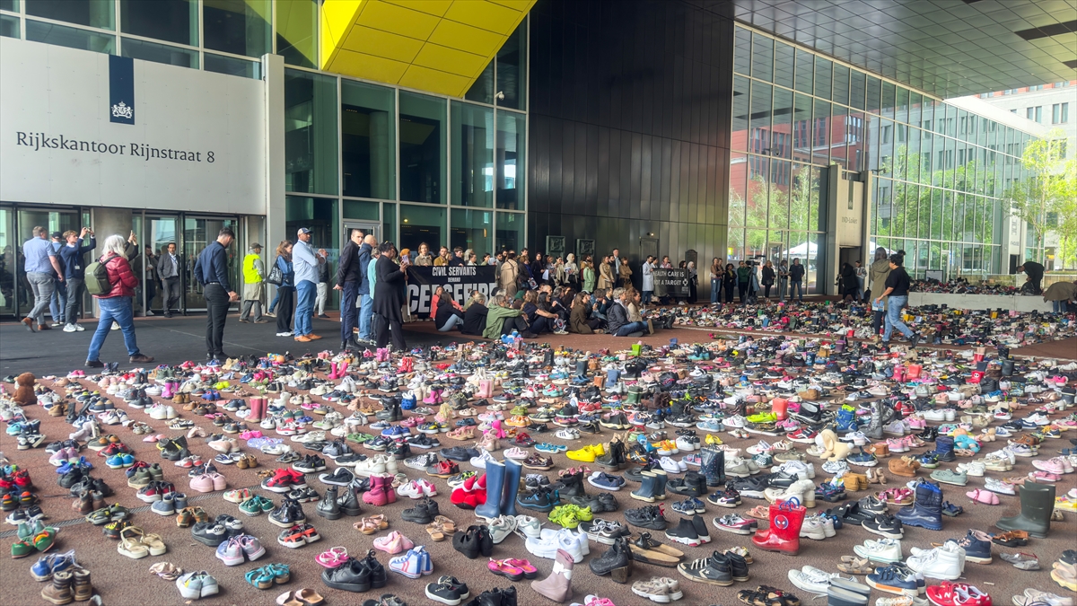 Hollanda'da İsrail saldırılarında ölen Filistinli çocuklar için binlerce çift ayakkabı bırakıldı